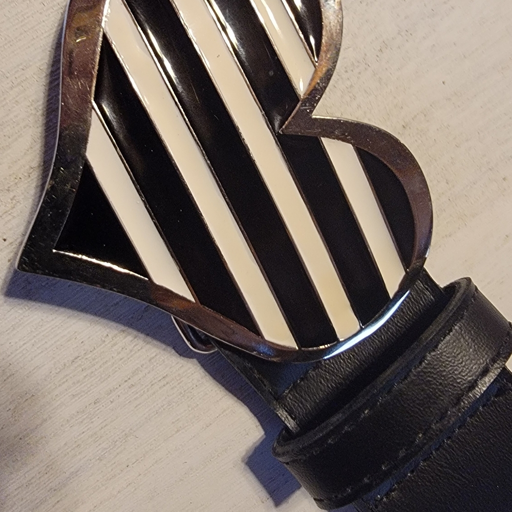 Heart-Shaped Black and White Striped Belt Buckle